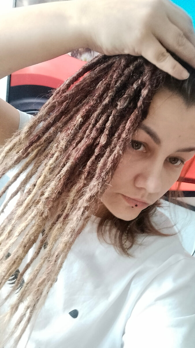 На этой фотке я старательно готовлю новый комплект Дред 🫠 я жду тебя у себя в сообществе ВК мой ник @afro_zoya 