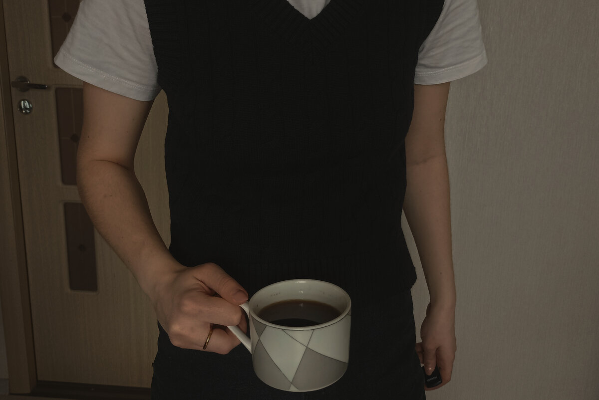 Комбинация белой футболки+вязаный жилет+чашечка бодрящего чёрного кофе ☕