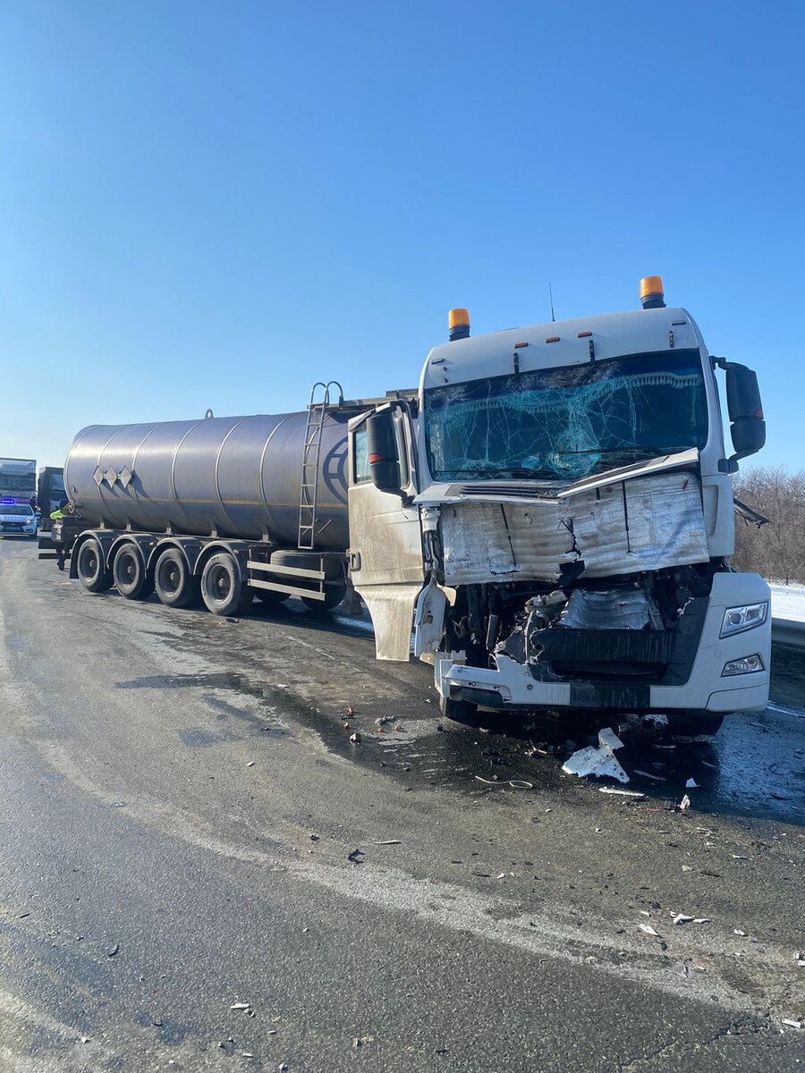 Под Вольском «китаец» с цистерной врезался в грузовик «Пятерочки» | Вольск.ру  | Дзен