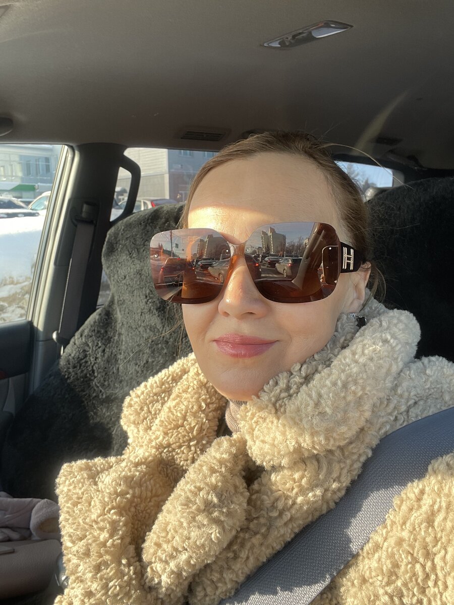 Солнышко яркое сегодня, очки любимые вытащила