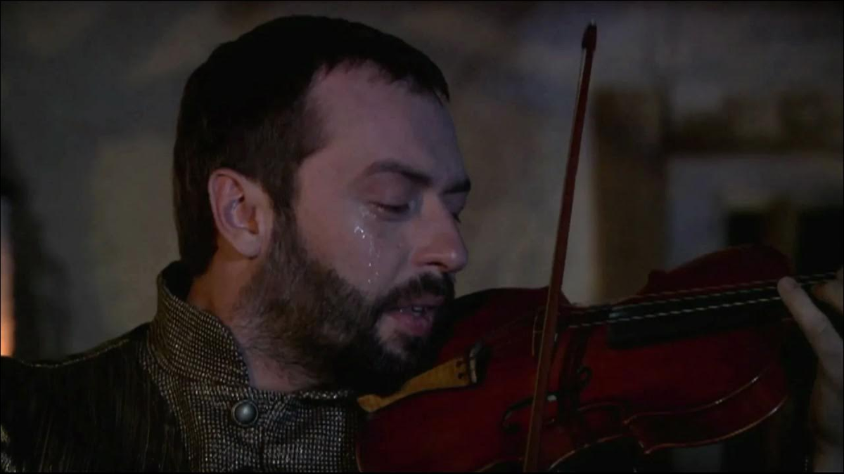 Ибрагим играет на скрипке