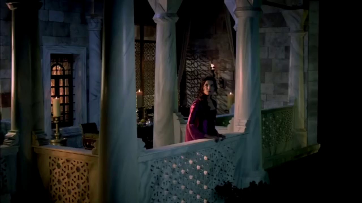 Хатидже смотрит как Ибрагим играет на скрпике