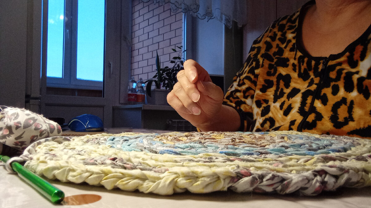 За вязанием