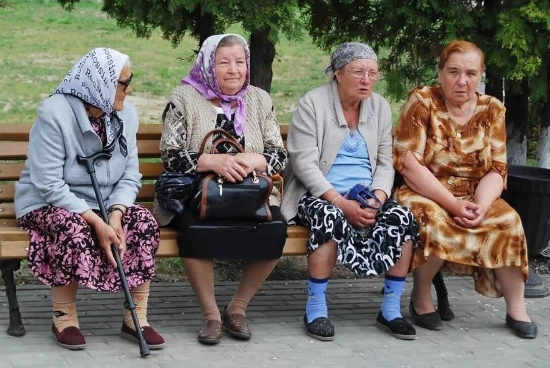 Бабушка в другом городе. Бабушки на лавочке. Бабки на лавке. Бабки на скамейке. Старушка на скамейке.