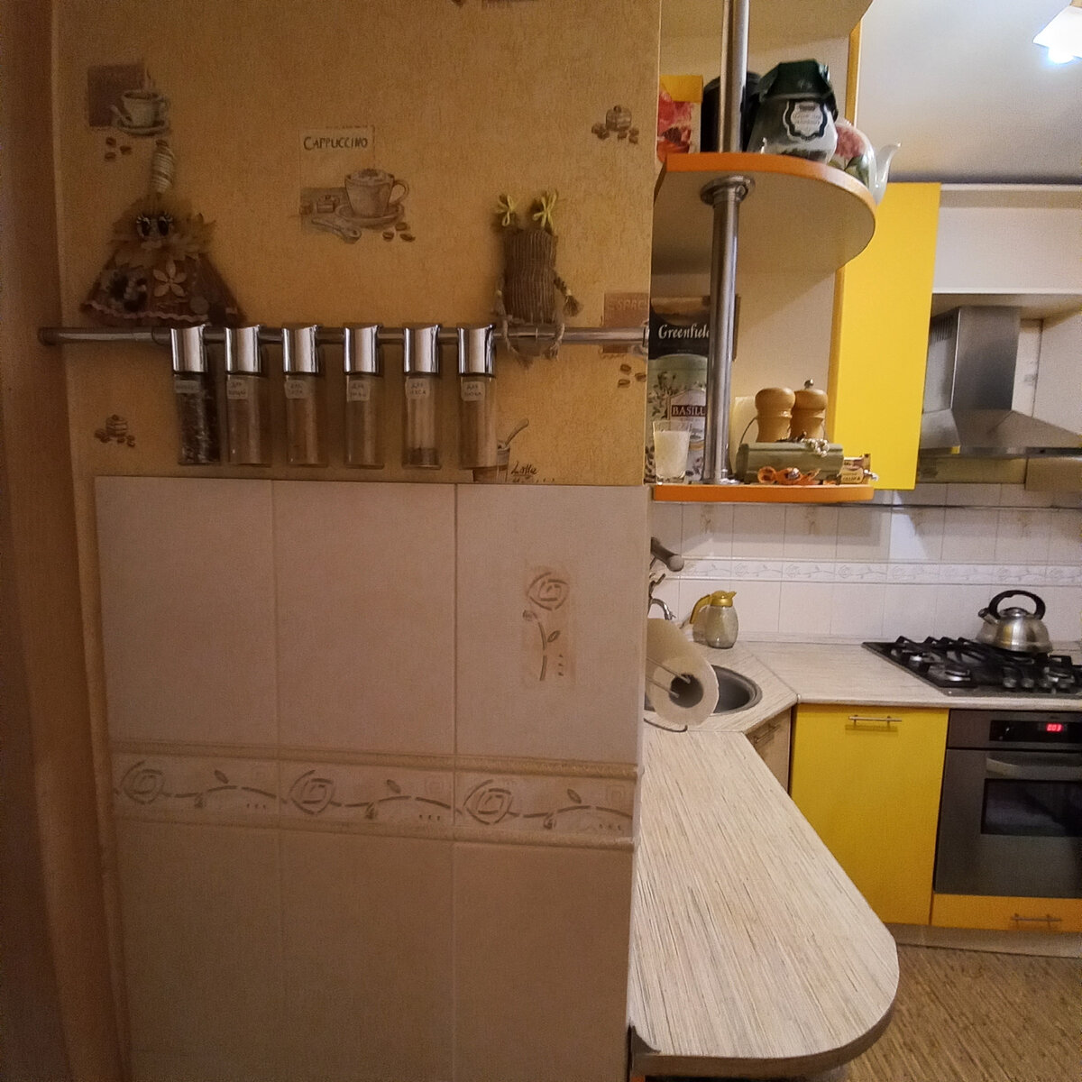 На моей кухне живут 2 домовых-оберега. 