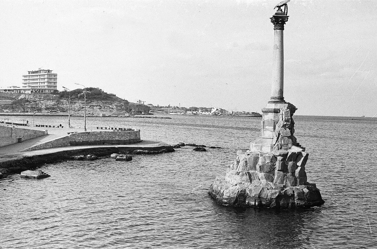 Памятник затопленным кораблям в Севастополе. Севастополь памятник затопленным кораблям ретро. Город герой Севастополь памятник затопленным кораблям. Памятник затопленным кораблям 1905 год. Ввв г