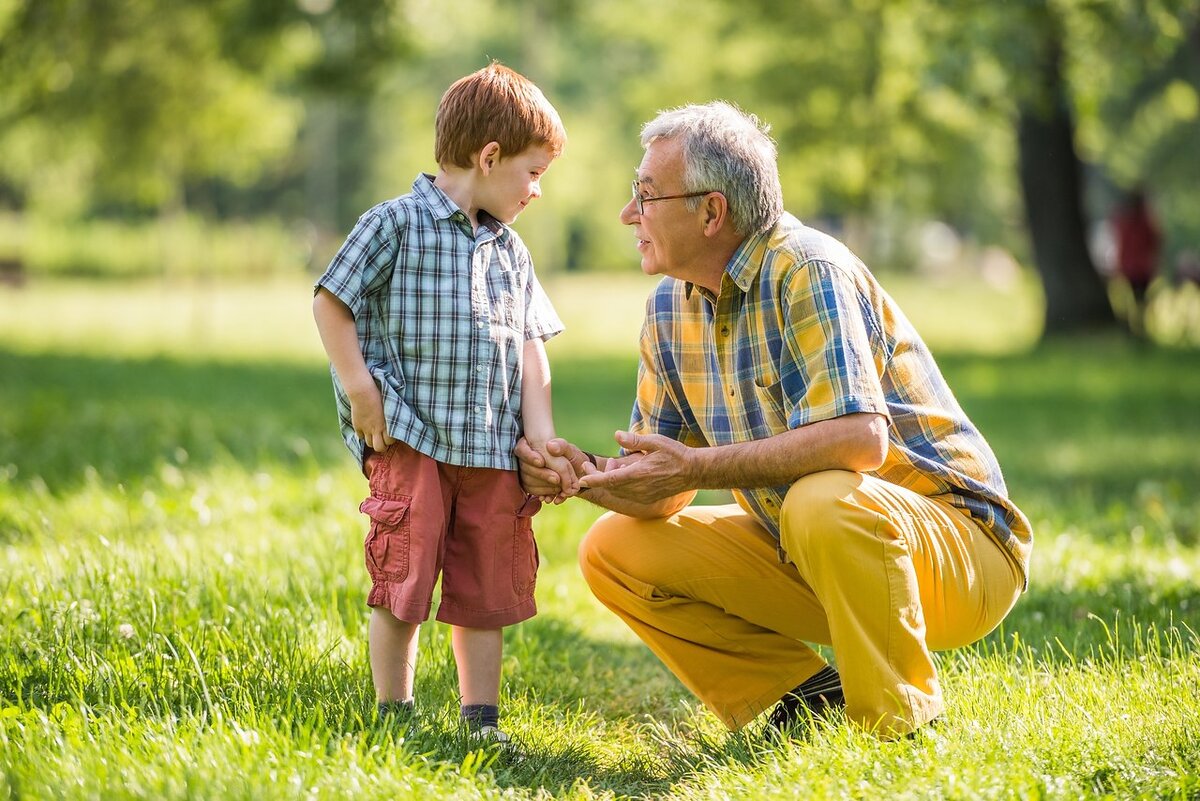 Увидев дедушку люди улыбаются готовы помочь. Дед с внуком в парке. Общение Деда с внуком. Дедушка беседует с внуками. Разговор внука с бабушкой.