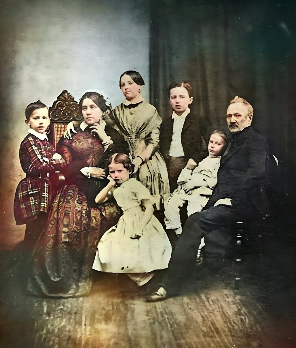 Семья Ильи Петровича Чайковского, 1848 год. Первый слева - Пётр Ильич Чайковский, будущий композитор