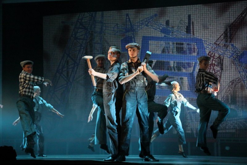 На сцене - уралмашевцы. Источник фото: https://www.muzkom.net/about/repertoire/polyot