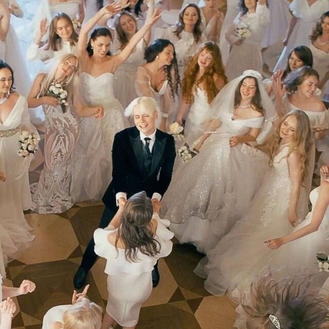 кадр из клипа SHAMANа "Мёд"