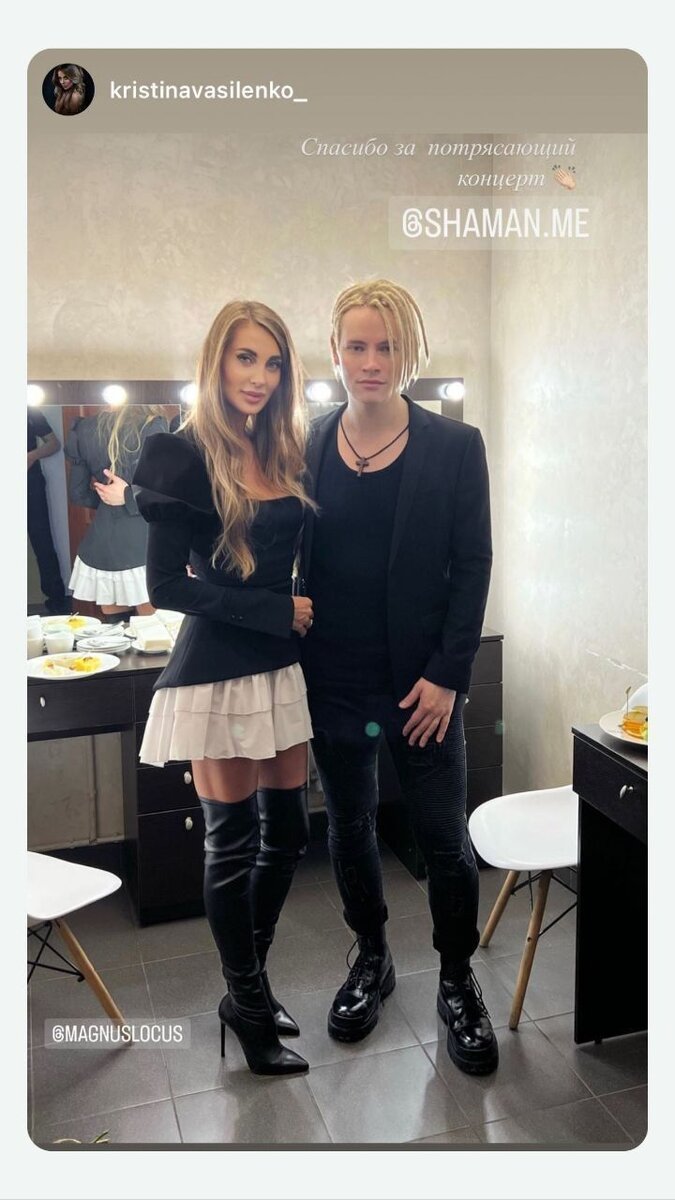 вроде официальное строгое фото - но посмотрите отражение в зеркале