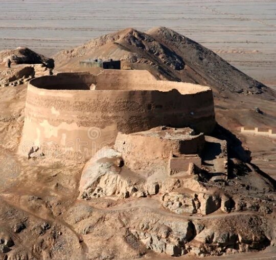 Башня молчания в Индии. Фото взято из открытых источников