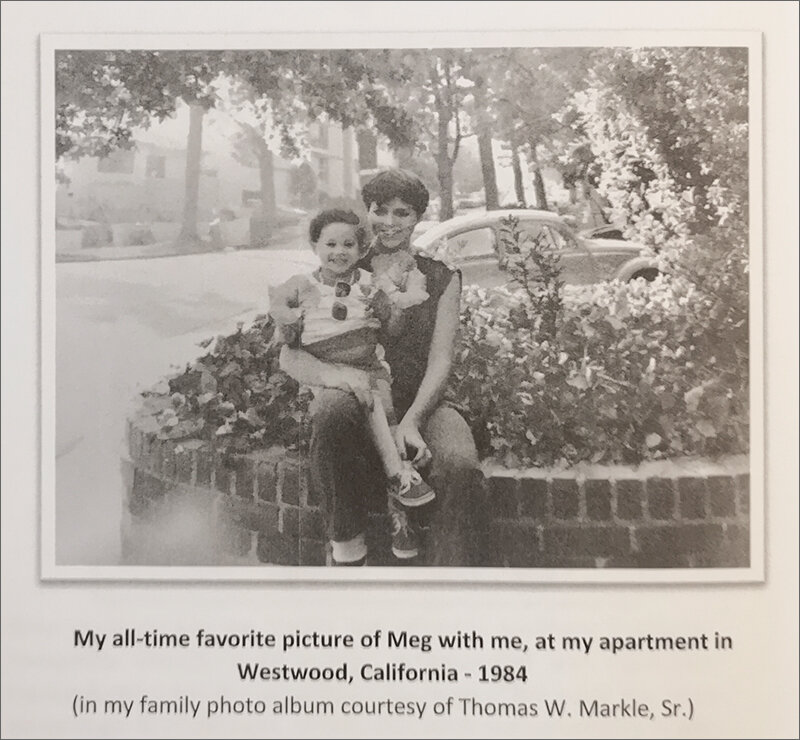 Саманта и Меган: Меган держит один из тех самых больших цветов, которые она всегда любила срывать около дома Саманты. Фото из книги «Дневник сестры бесцеремонной принцессы»