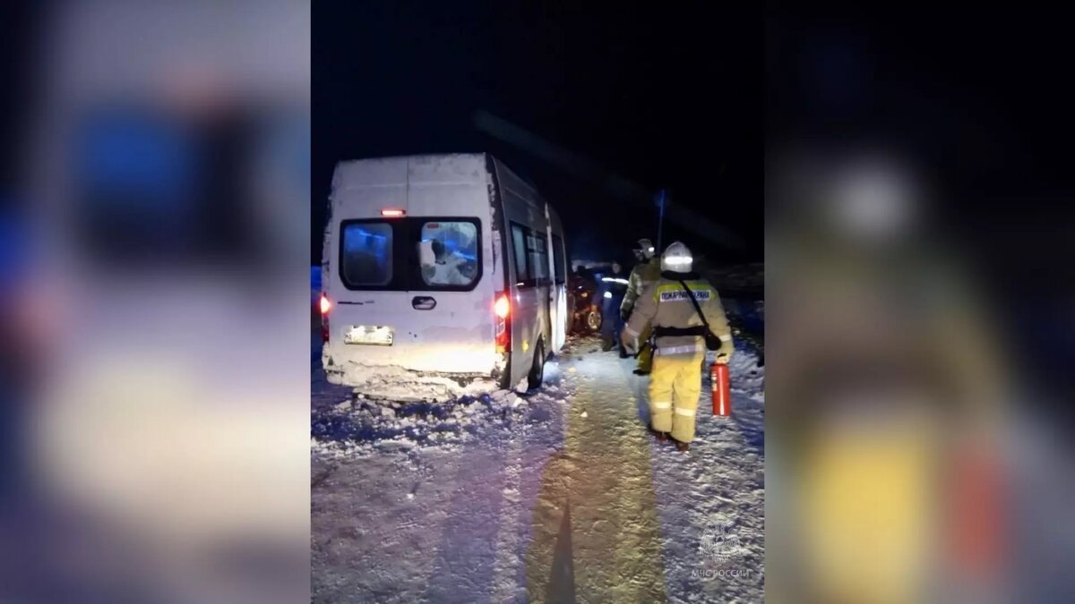     Авария с участием микроавтобуса и иномарки произошла на трассе Алнаши-Грахово.