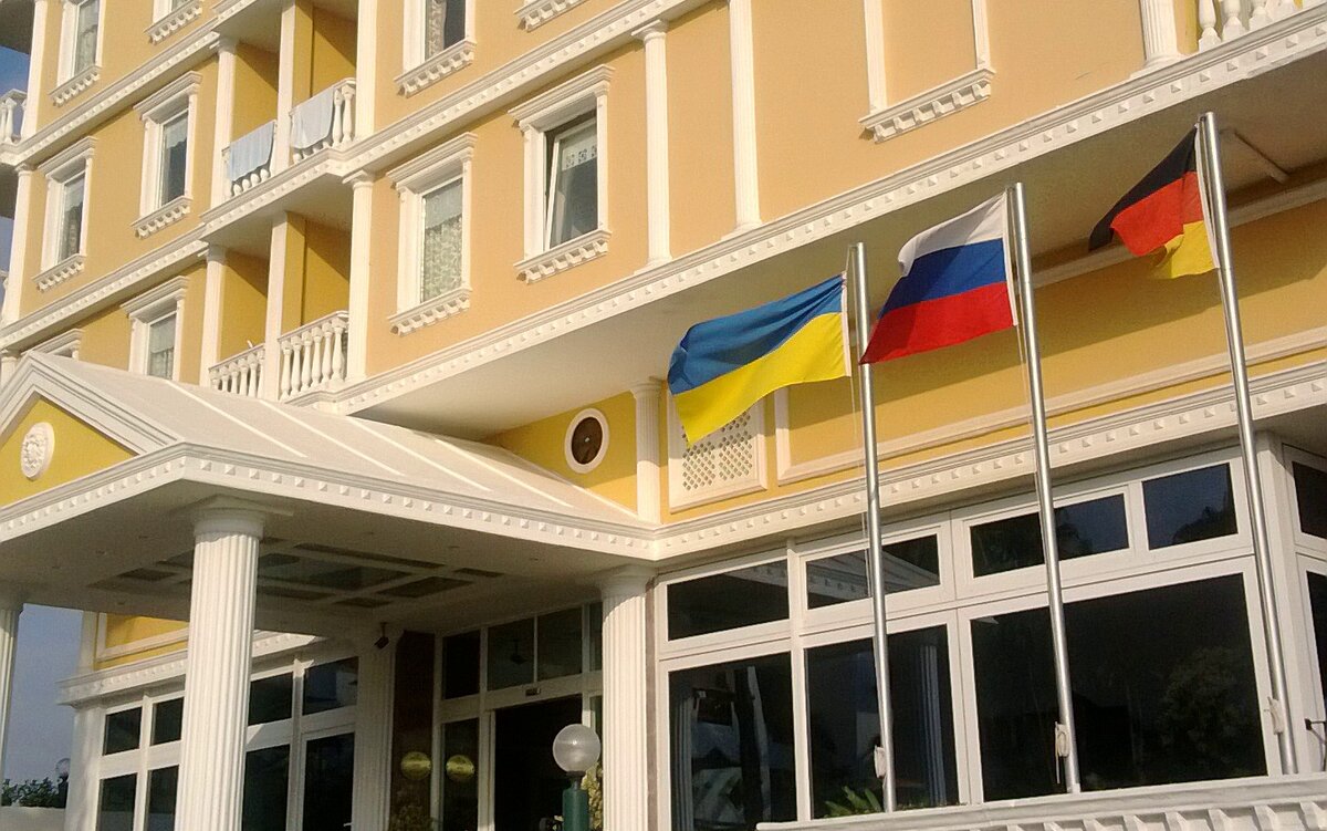 Фото отеля, куда заселяют по путёвке, 2013 год. Для туристов из стран, чьи флаги вывесили.