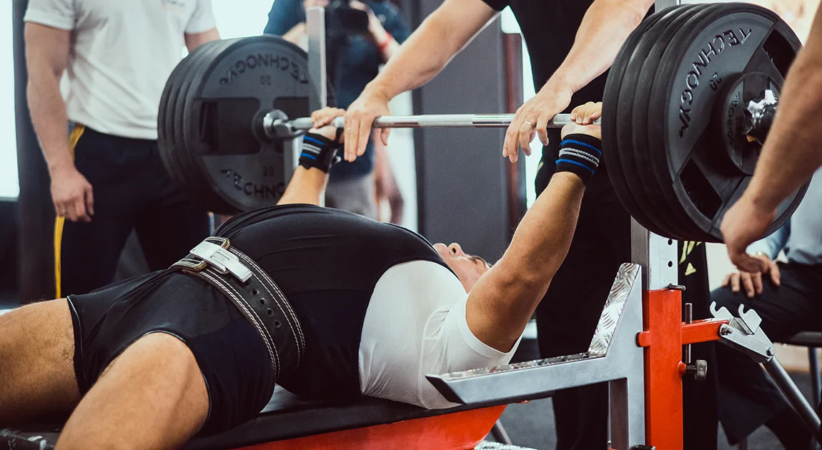 тренировка с весом дома. коврик для занятий. план тренировок в тренажерном зале для мужчин для пресса. кроссфит упражнения комплексы для мужчин. упражнения для тренировки с собственным весом.