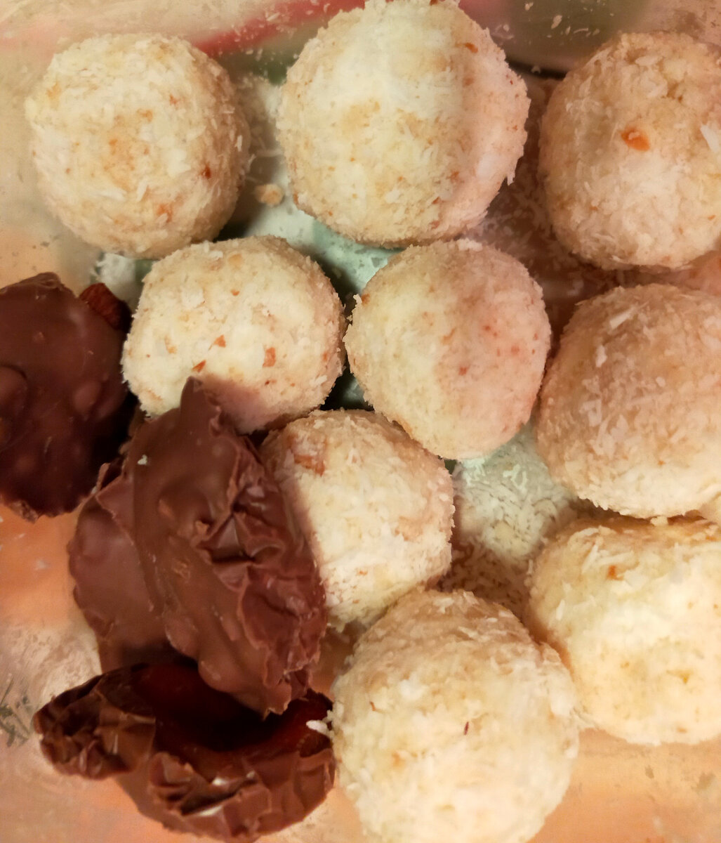 Слева курага с миндалем в молочном шоколаде, справа Рафаэлло