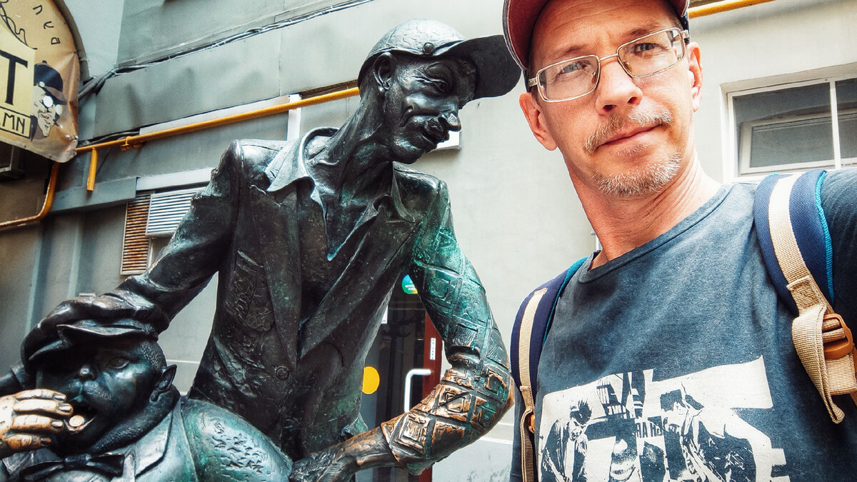 Автор статьи в компании известных булгаковских персонажей (фото автора)