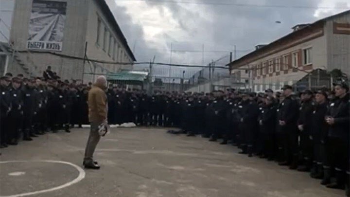 ПОСЛЕ ТОГО КАК ОСНОВАТЕЛЬ "ВАГНЕРА" ПРИЕХАЛ В ОДНУ ИЗ КОЛОНИЙ И СТАЛ ВЕРБОВАТЬ ЗАКЛЮЧЁННЫХ В РЯДЫ ЧВК, ЗЭКИ СТАЛИ МАССОВО ПИСАТЬ ПРОШЕНИЯ ОБ ОТПРАВКЕ НА ФРОНТ ЕЩЁ ВЕСНОЙ 2022 ГОДА. СКРИНШОТ КАДРА ВИДЕО ГРУППЫ "ОКО"/VK