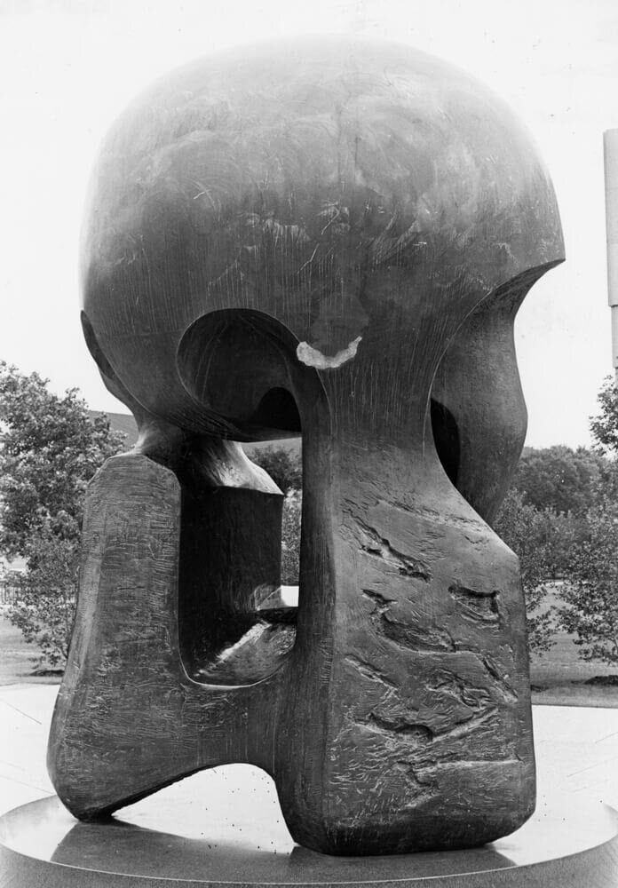 Генри Мур, "Ядерная энергетика", 1964-66, бронза и камень, 121 х 243 см, Чикагский университет.