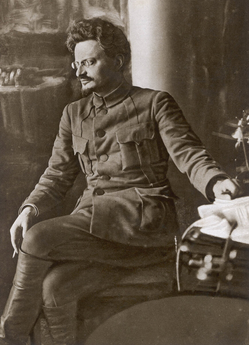 Лев Давидович Троцкий в коже и в полный рост. Фото из Сети.