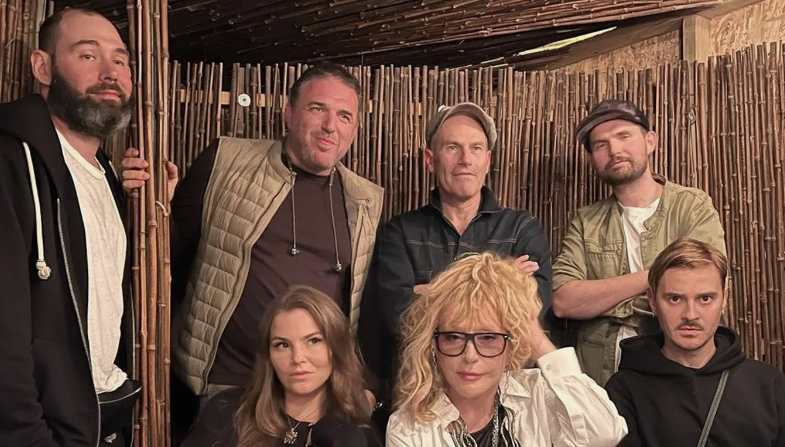 Помню была мечта и мир зеленым. Помню была мечта и мир зеленым. Цветы растут. Я рад что повстречал тебя. Трогательные цветочки.