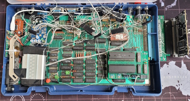 В комментариях кое кому не нравились провода. Да, я их при второй сборке в корпусе немного приберу, но их просто много самих по себе, так что расчитывать на аккуратность при сотне мелких проводков было бы наивно.