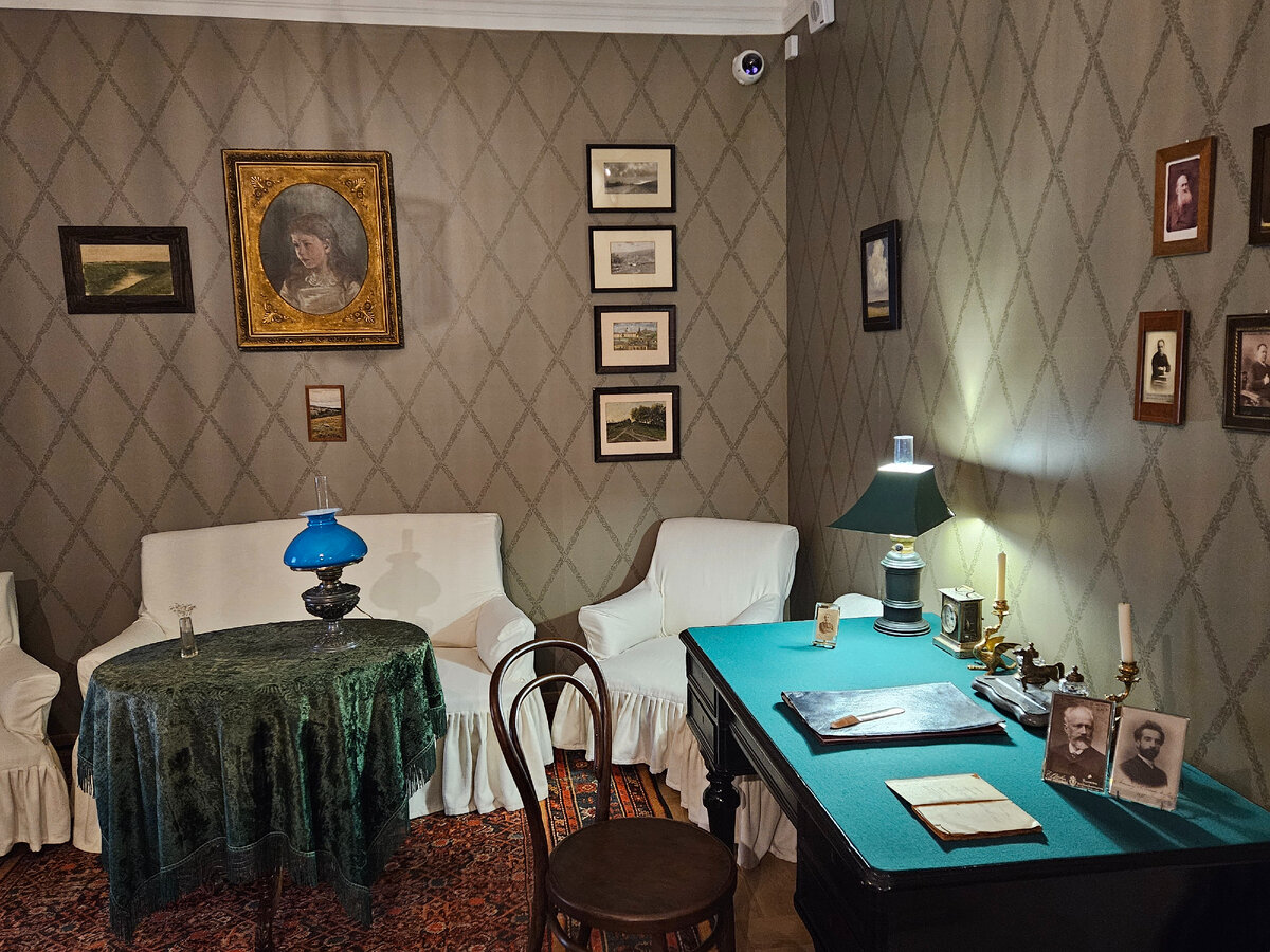 Рабочий кабинет писателя. На столе фотографии И.И. Левитана и П.И. Чайковского. 