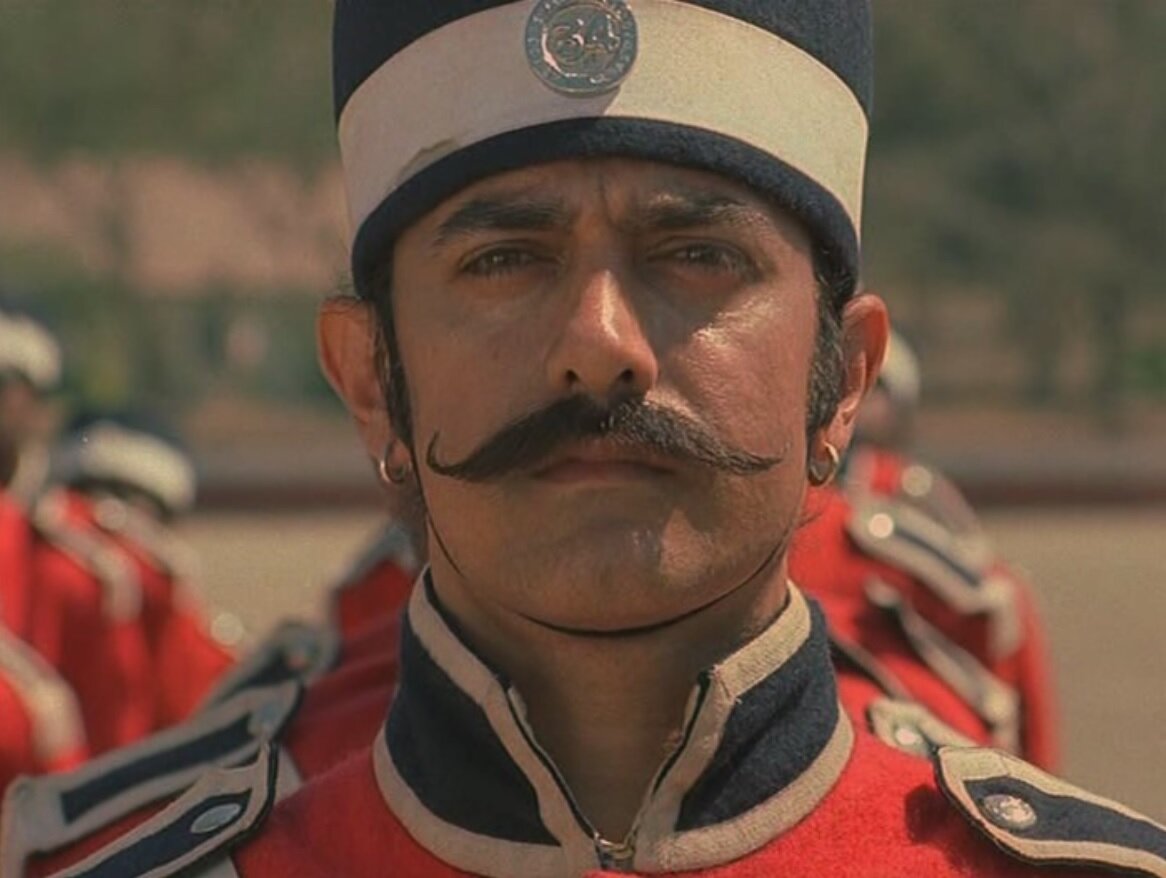 Главный герой с кокардой 34-го полка. Кадр из фильма