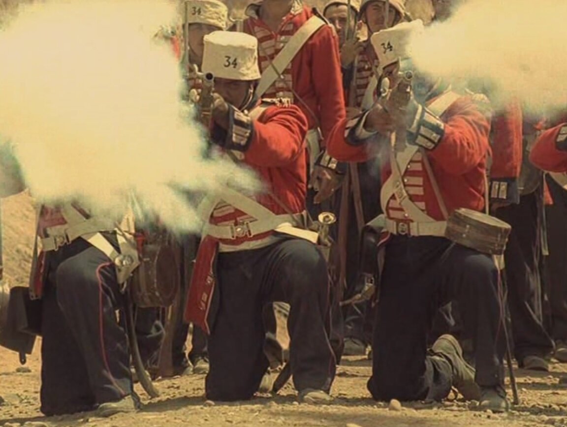 Залп сипаев, головные уборы в полевом чехле. Кадр из фильма