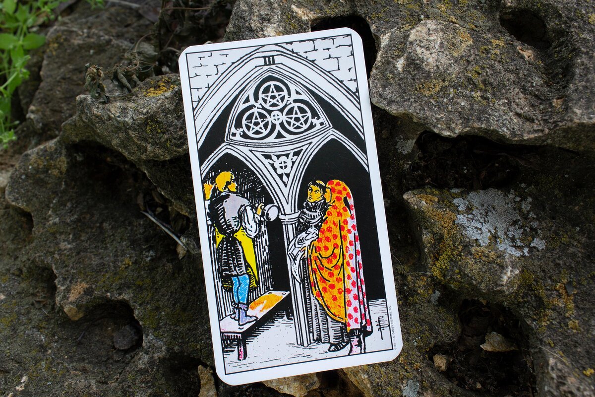 рыцарь пентаклей 78 дверей. таро луди лескот рыцарь жезлов. рыцарь пентаклей и тройка пентаклей. рыцарь пентаклей и тройка пентаклей. тройка пентаклей.