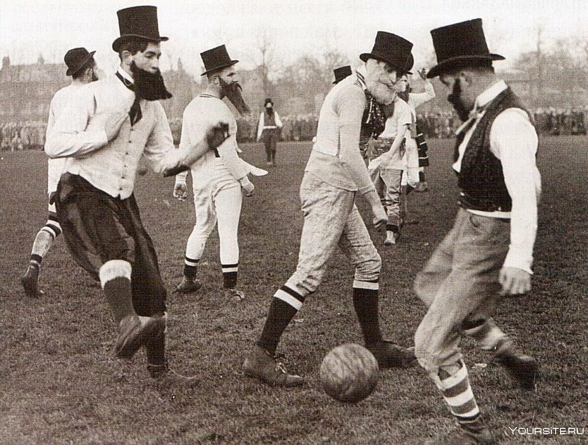 Впервые футбольный арбитр использовал свисток 141 год назад, 10 июля 1878 года, в Англии.  До этого судьи обходились без свистка, привлекая к себе внимание криками, жестами или колокольчиками.-2