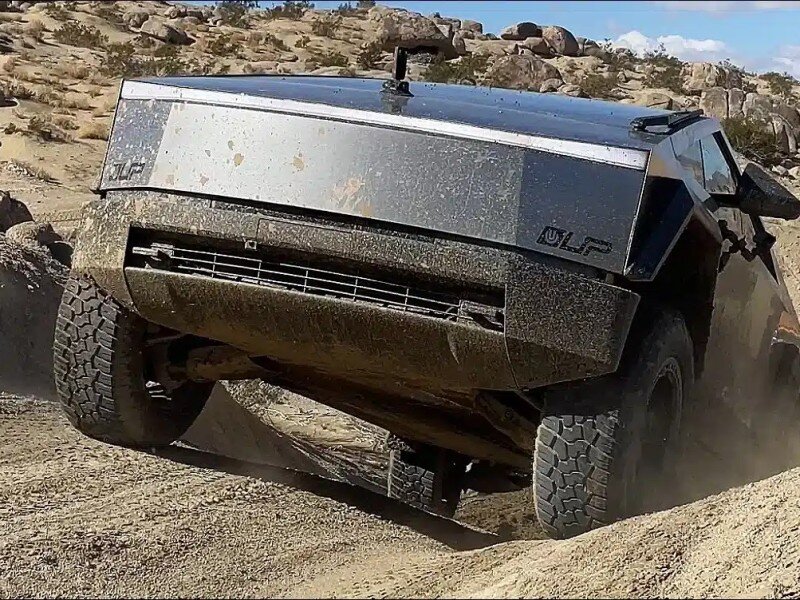    Tesla Cybertruck потерял колесо во время гонок по бездорожью [ФОТО]