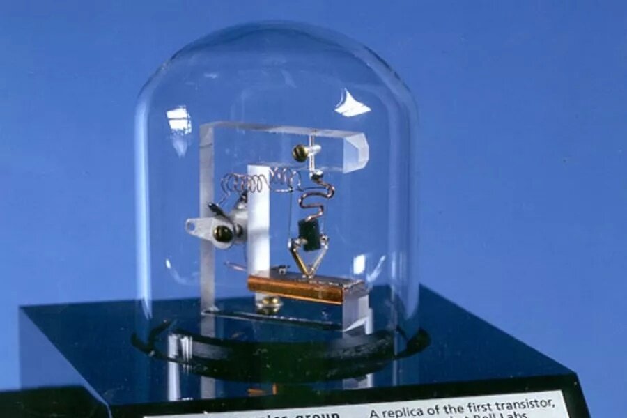 первый транзистор 