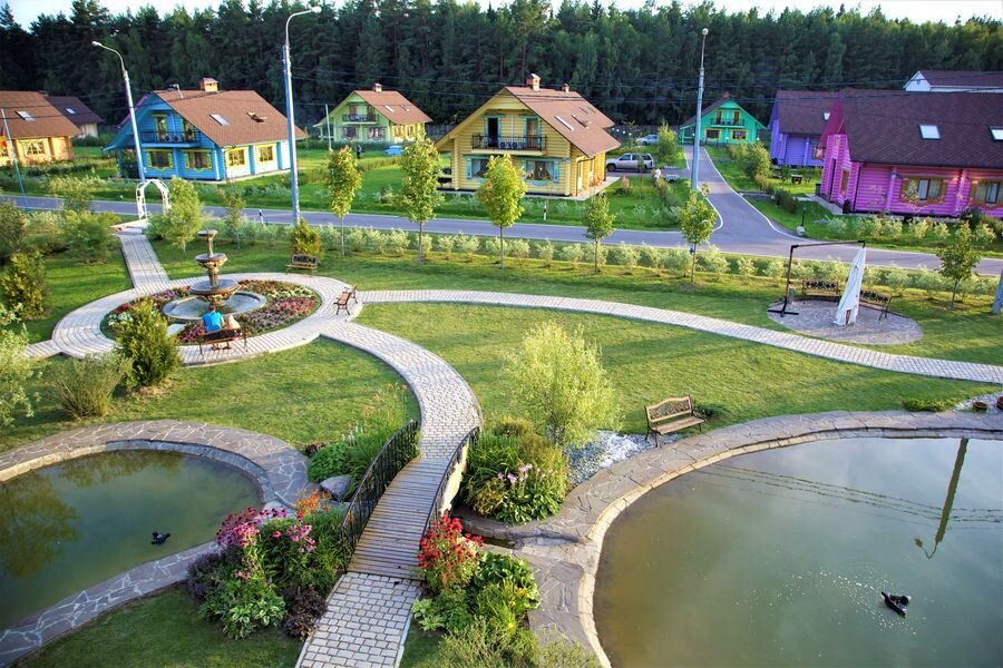 На  территории парка работает этнографический музей «Юхновграда», где  разместились коллекции традиционных крестьянских праздничных костюмов  конца XIX — начала XX века калужской, тульской, рязанской,  орловской, воронежской и смоленской областей. Экспозицию также  украшают ситцевые платки, изделия из бисера, крестьянская обувь,  рушники, домотканые ткани, аксессуары и инструменты для их изготовления.