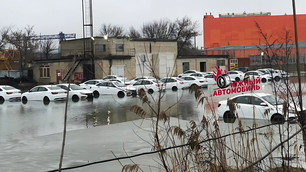     Десятки новых автомобилей Lada Granta и Lada Vesta оказались подтоплены на складской площадке в Ростове, сообщает издание «Южный автомобиль».