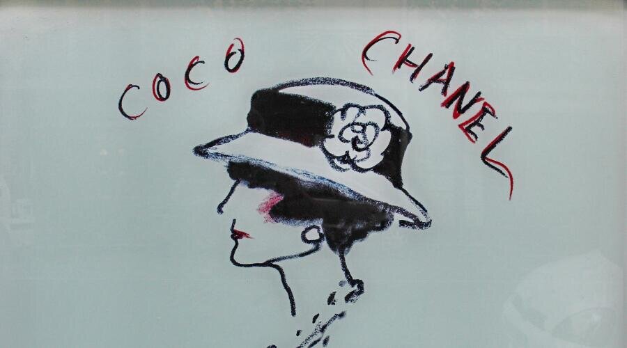    Вывеска на первом бутике Коко Шанель Фото: Mveselnickij. Собственная работа, по лицензии CC BY-SA 4.0