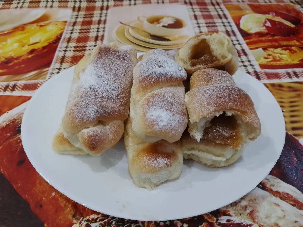 Рогалики из дрожжевого теста с замороженной вишней