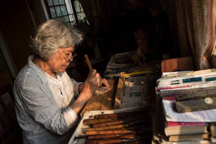 Художница по имени Дэн Даоханг, 78 лет, использует архаические инструменты, чтобы пробудить новую жизнь в древесине.