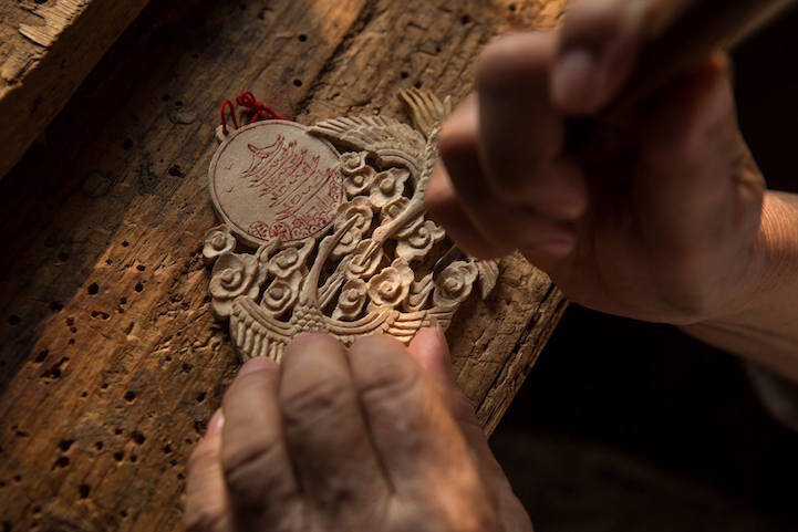 Художница по имени Дэн Даоханг, 78 лет, использует архаические инструменты, чтобы пробудить новую жизнь в древесине.-2