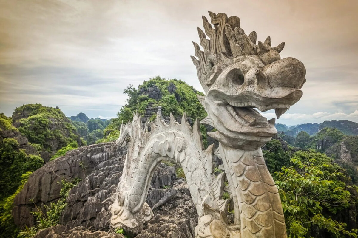 Статуя дракона во Вьетнаме