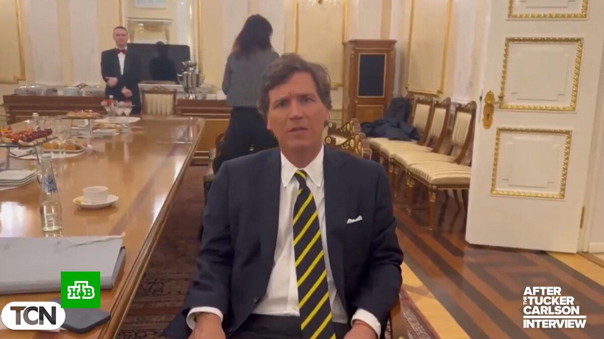 Мы находимся в комнате ожидания в Кремле.