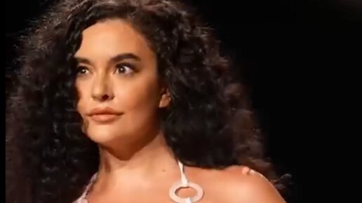 кобылицы из за границы. табуны лошадей в дикой природе. жеребенок после рождения. лошади спариваются. молоко лошади.