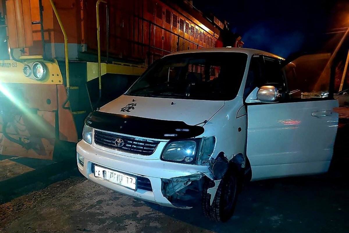    В Комсомольске-на-Амуре минивэн врезался в поезд на ж/д переезде