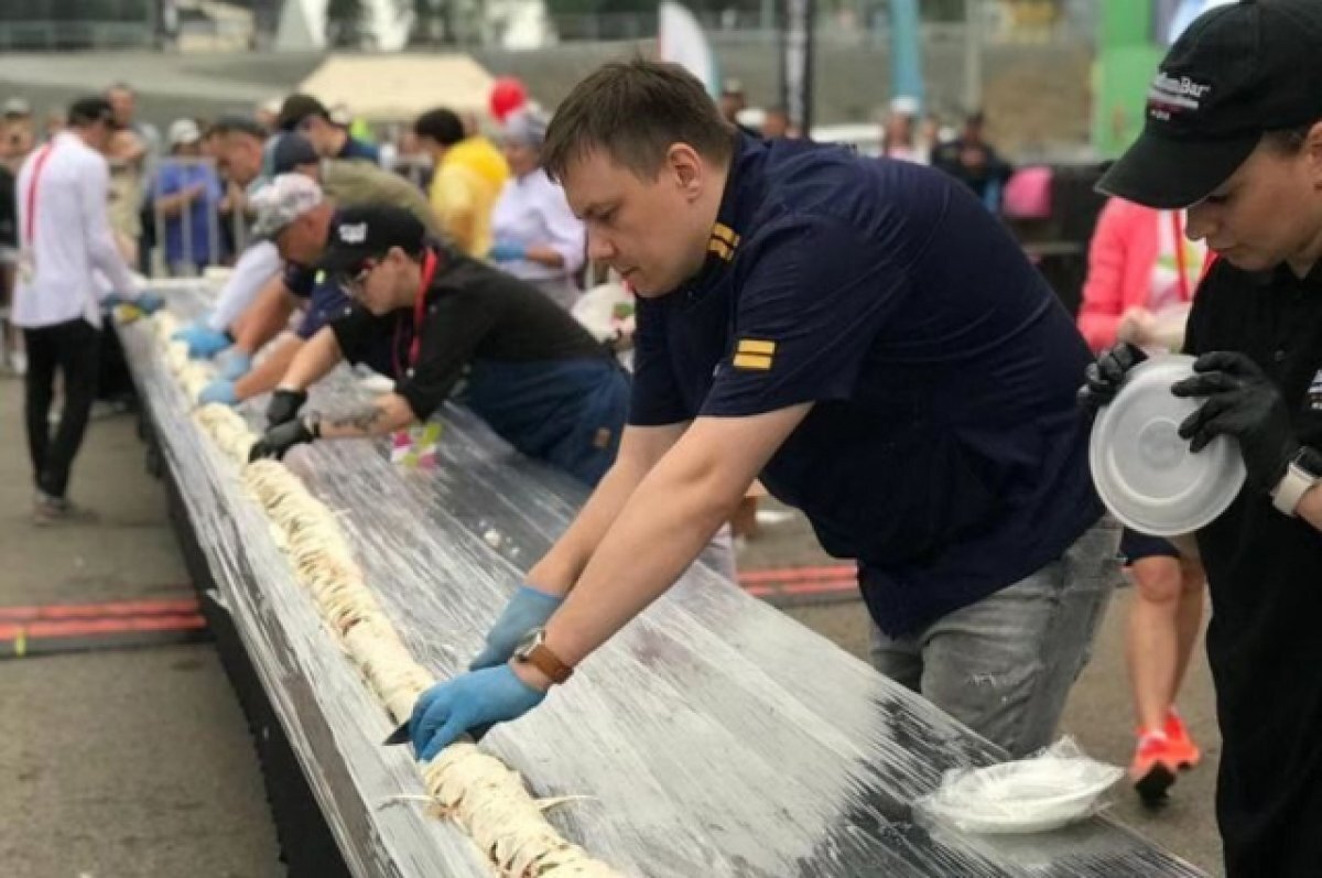    Никита Анисимов (в центре) регулярно участвует в гастрофестивалях. В прошлом году он готовил самую большую шаурму в Шерегеше.