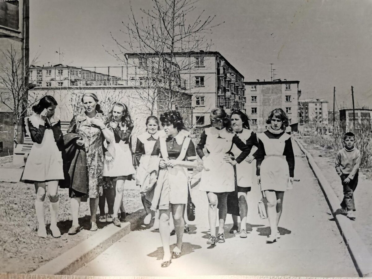 Фото из личного архива автора.  Я третья слева, возле классного руководителя, 1974 год, 10 Б.
