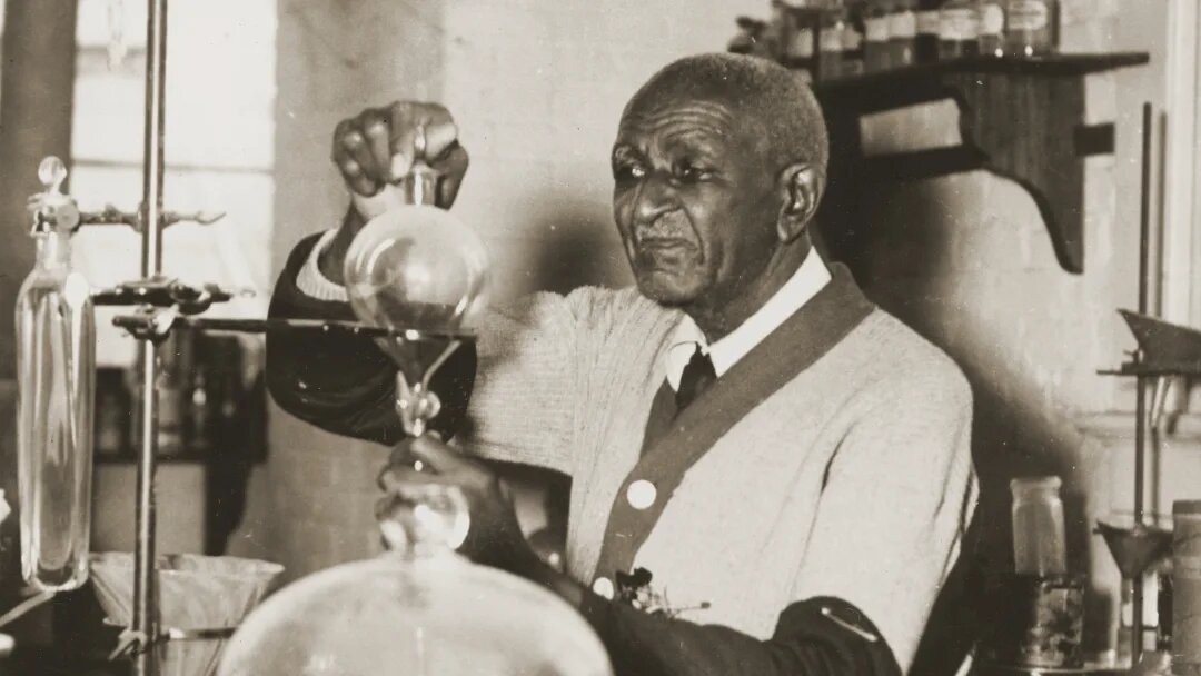 Джордж Вашингтон Карвер в своей лаборатории.