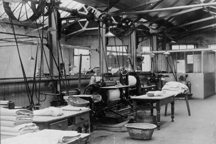 Прачечная около 1925 года.