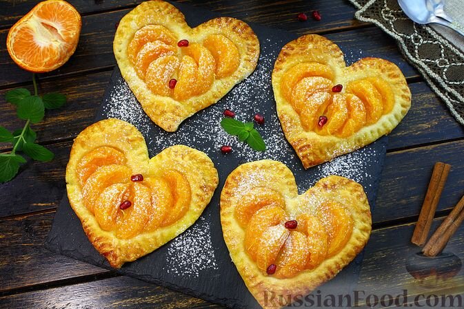 тесто слоёное замороженное, мандарины, масло сливочное, сахар, яйца, мука, сахарная пудра, зёрна граната, масло растительное