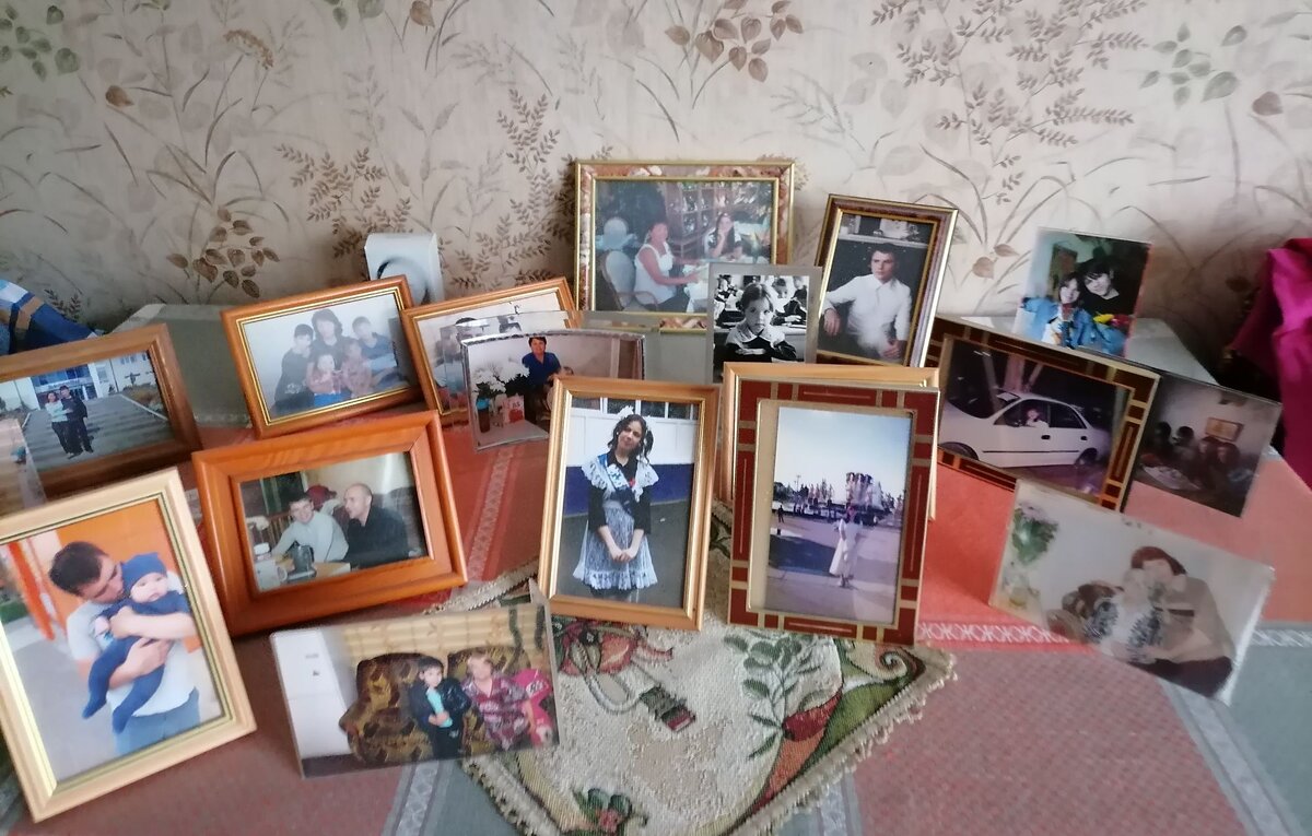 Мамина галерея портретов - детей - внуков - правнуков и даже праправнук один есть.